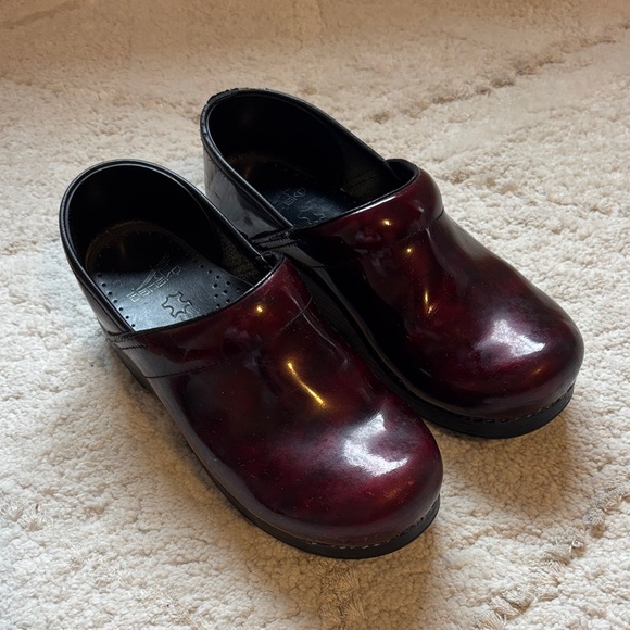 Burgundy Dansko clogs - Picture 1 of 8